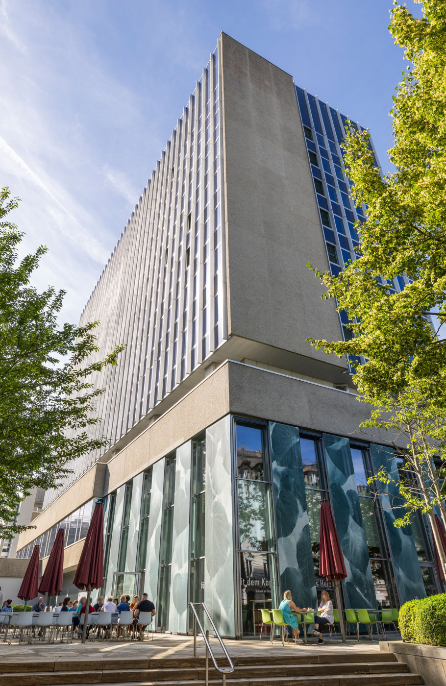 Aussenansicht Gebäude und Restaurant Flavour Kitchen Werd mit Terrasse