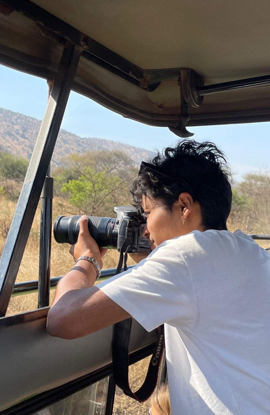 Mädchen Fotografiert mit einer Kamera aus einem fahrenden Jeep