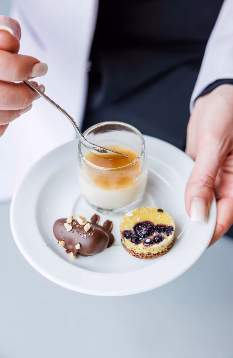Diverse Mini-Desserts angerichtet auf einem Teller