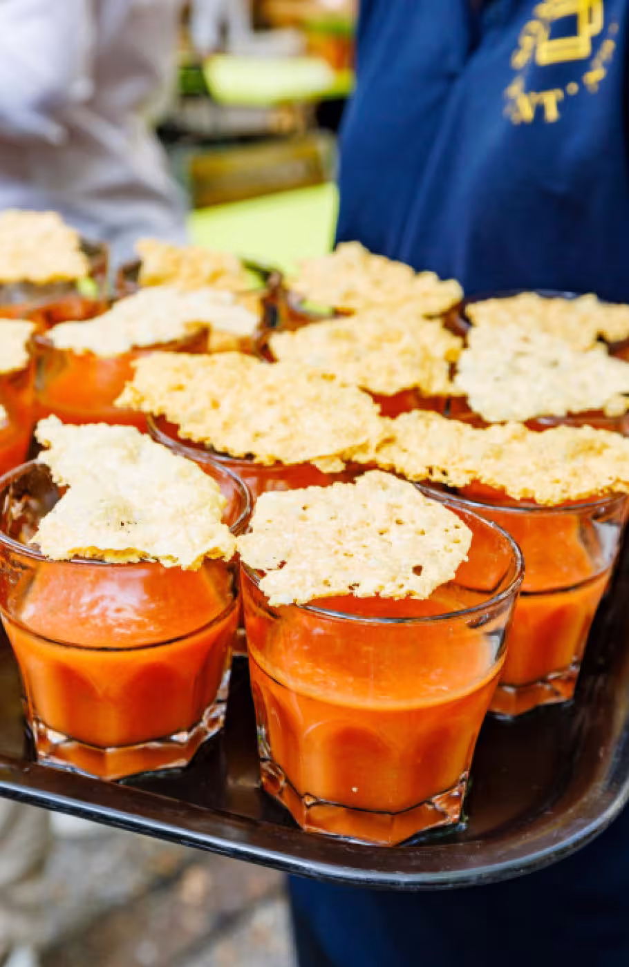 Tablett mit Gläsern gefüllt mit Tomatensuppe