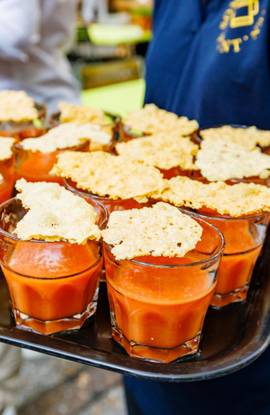 Tablett mit Gläsern gefüllt mit Tomatensuppe
