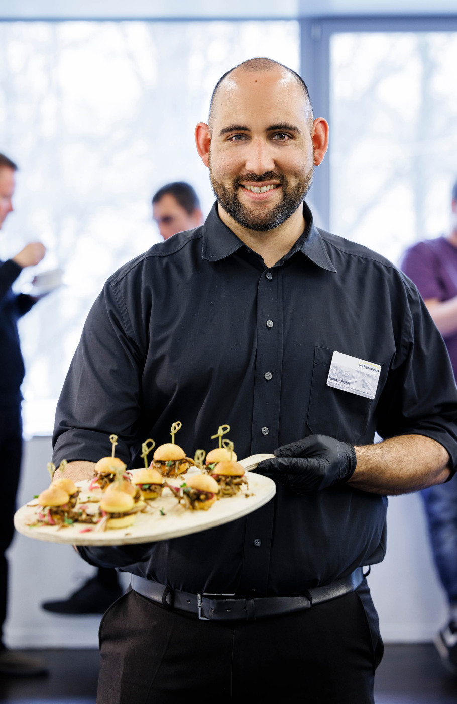 Cateringmitarbeitender mit Tablett