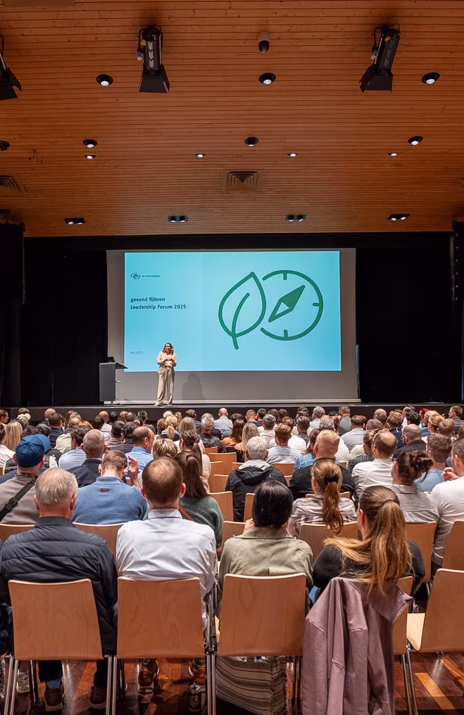 Zuschauermenge sitzend vor einer Präsentation