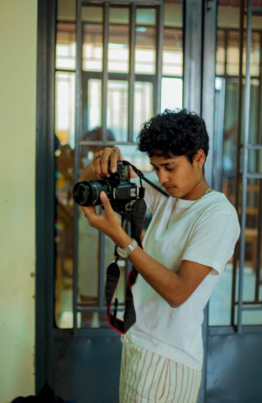 Junge Frau mit einer Kamera