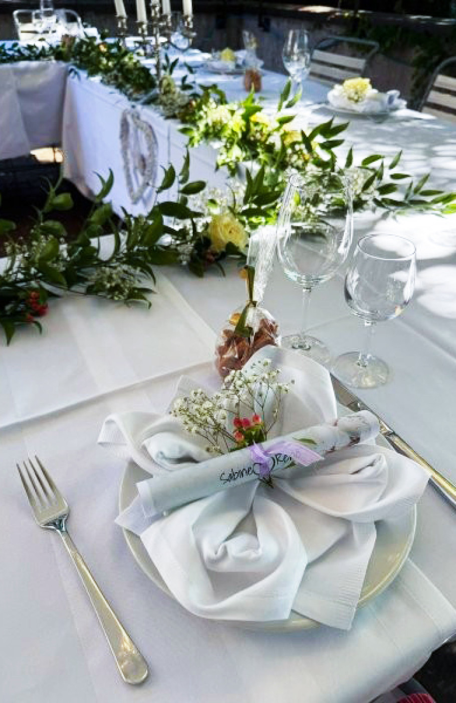 Ansicht eines Tischgedecks mit Blumen und Dekorationen bei einem Event in der Cafeteria UZH Botanischer Garten