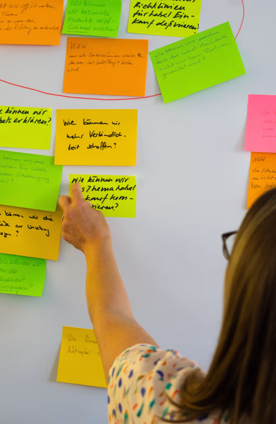 Frau klebt Postits