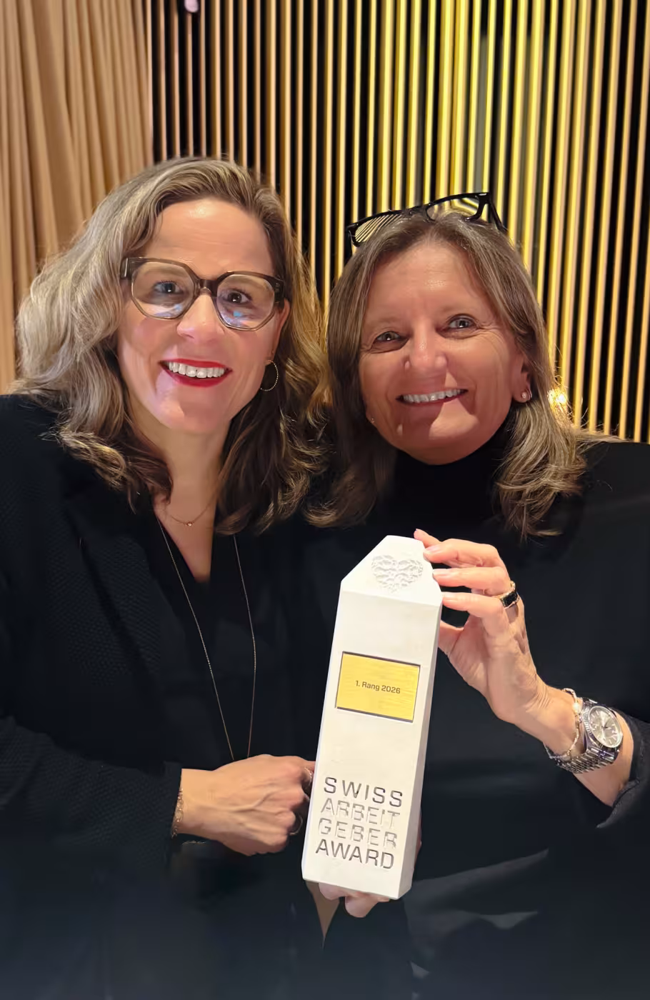 zwei Frauen halten den Swiss Arbeitgeber Award 2026