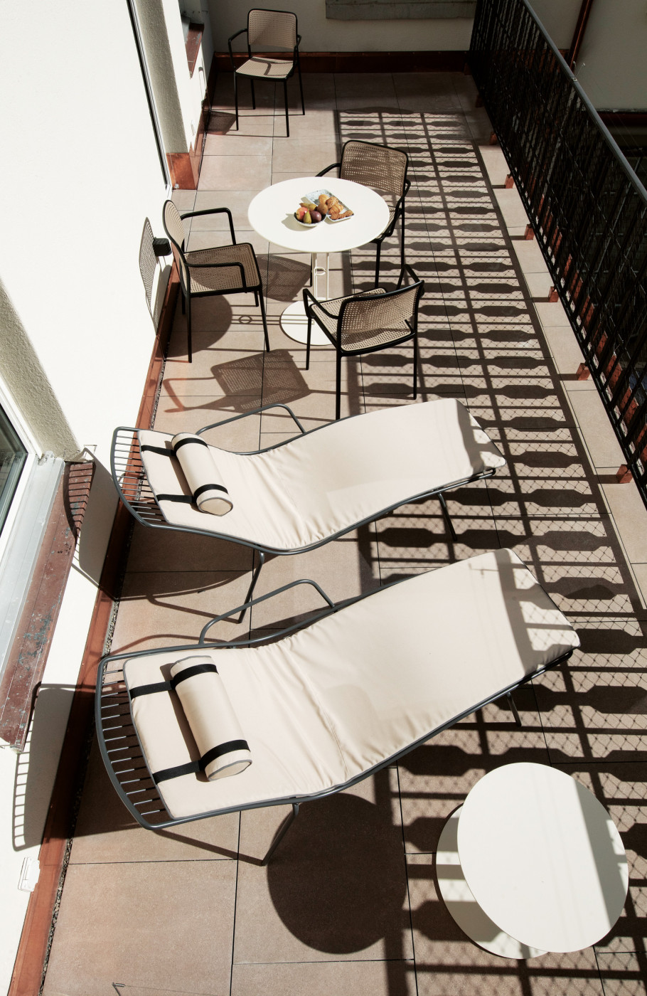 Terrasse mit Liegestühlen