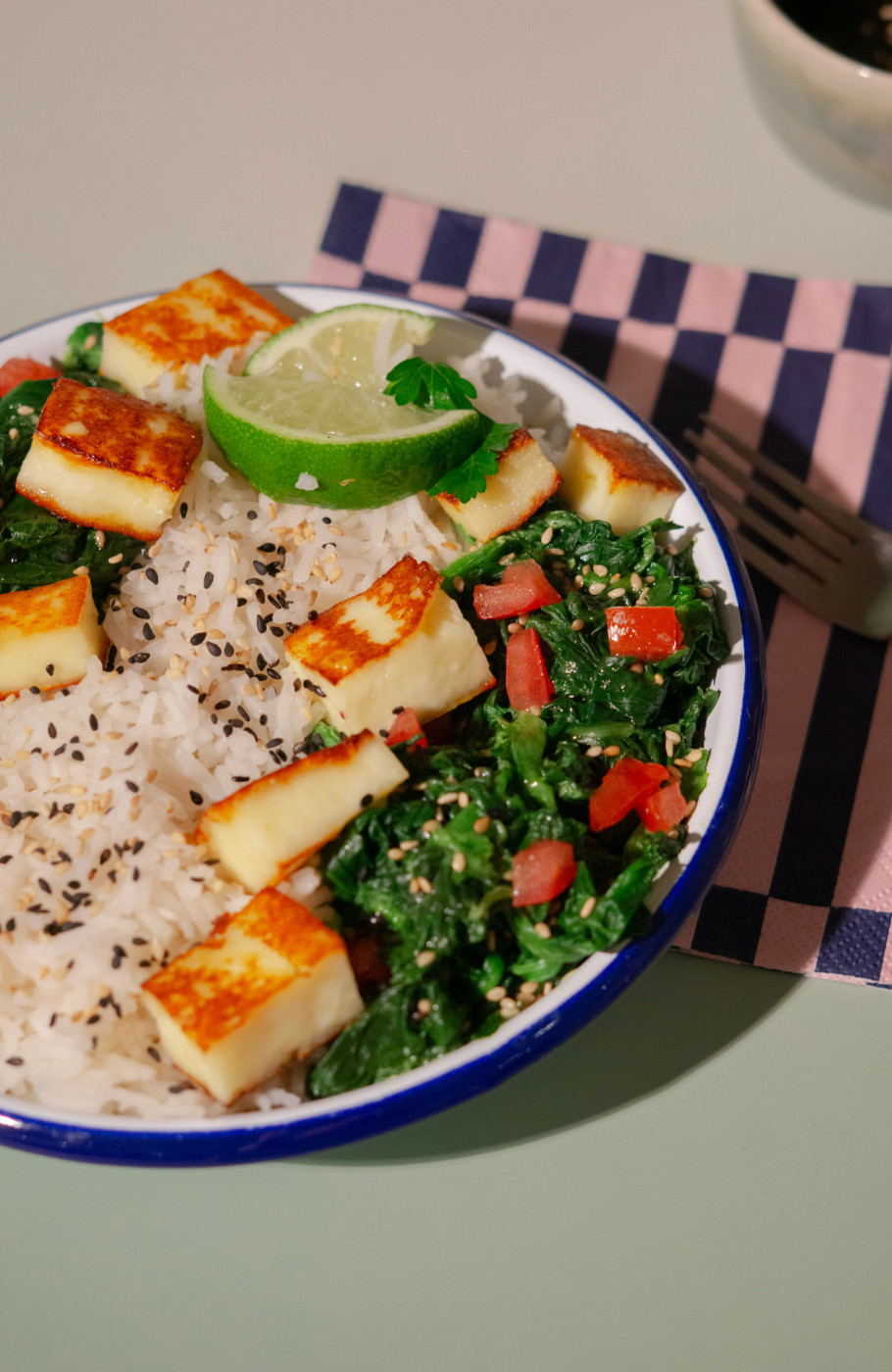 Teller mit Reisgericht angerichtet