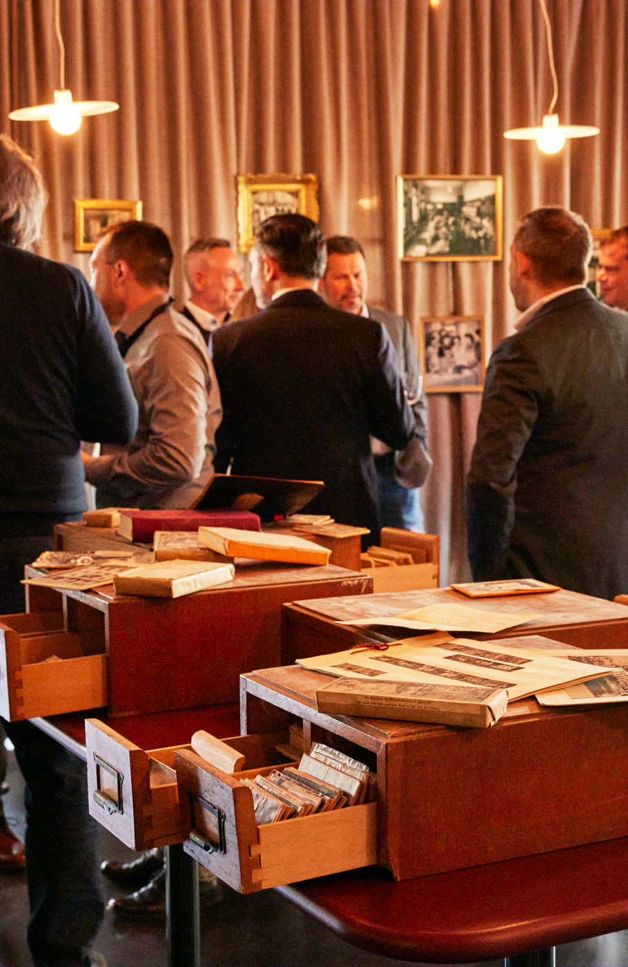 Museum mit Menschen beim Betrachten