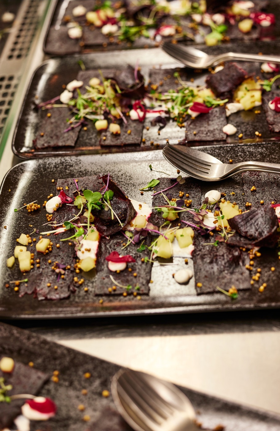 Angerichtete Platten mit Speisen