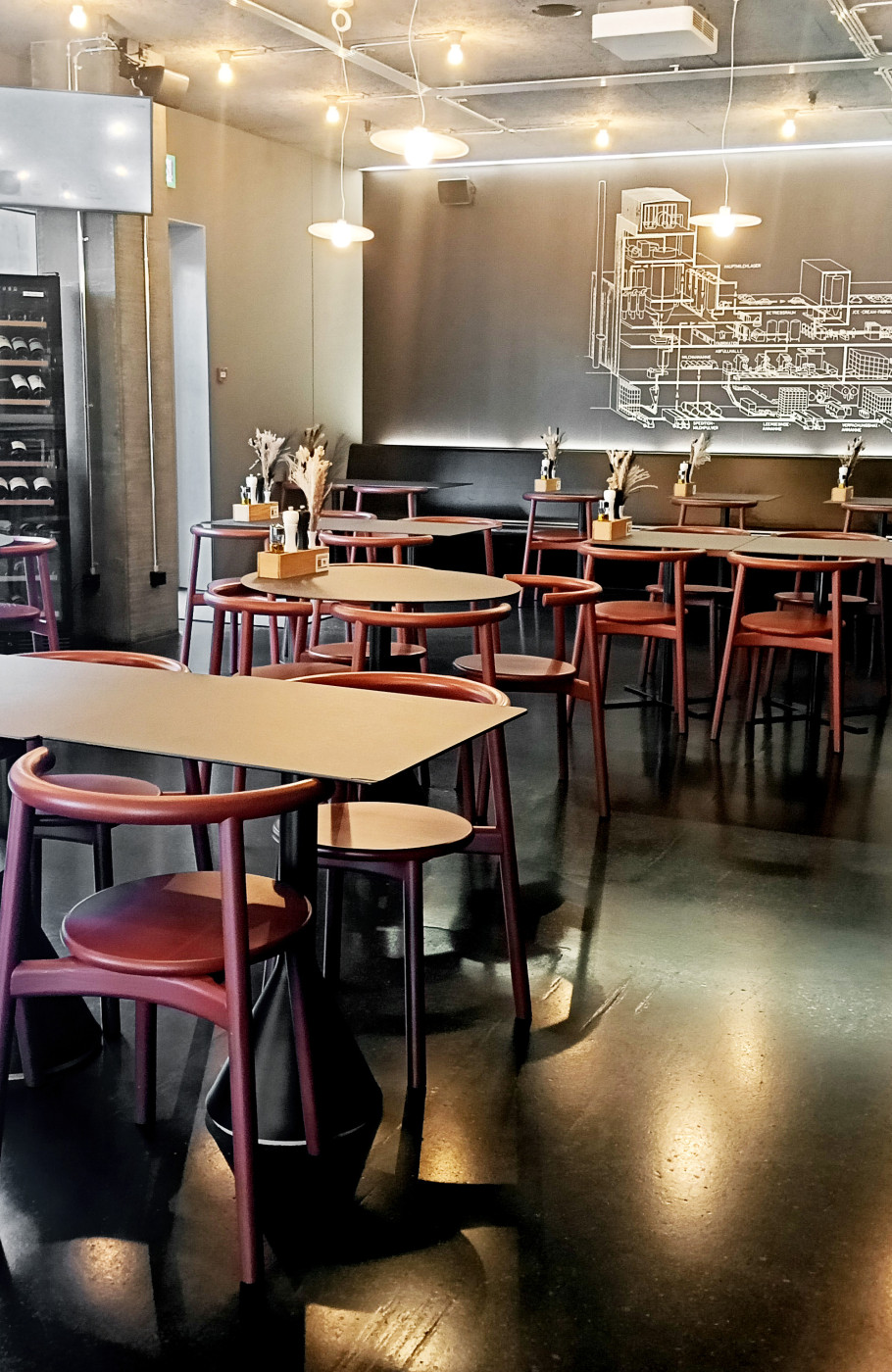 Grosszügiger hinterer Veranstaltungsbereich der Eventlocation Bistro Tonino Zürich mit flexibel nutzbarer Bestuhlung und modernem Ambiente.