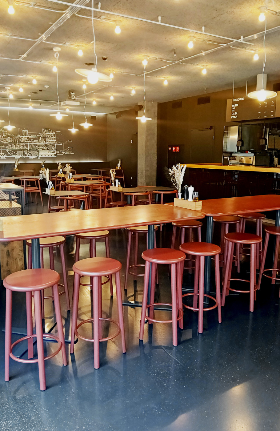 Lange Hochtische mit Barhockern in der Eventlocation Bistro Tonino Zürich, geeignet für Apéros, Networking-Anlässe und Firmenveranstaltungen.