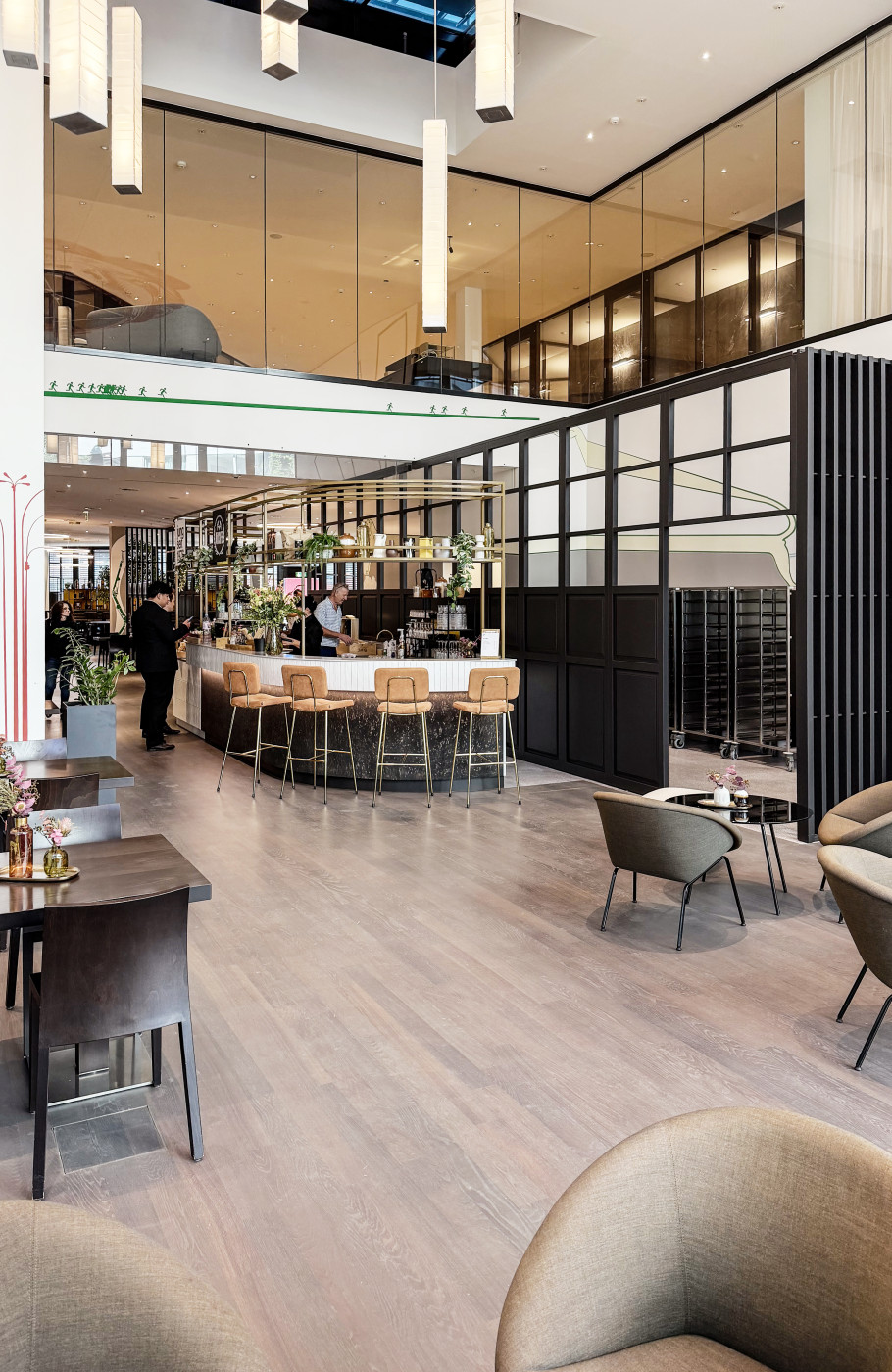 Café-Bar der Eventlocation EY Platform in Zürich mit offener Bartheke und modernem Innenbereich.