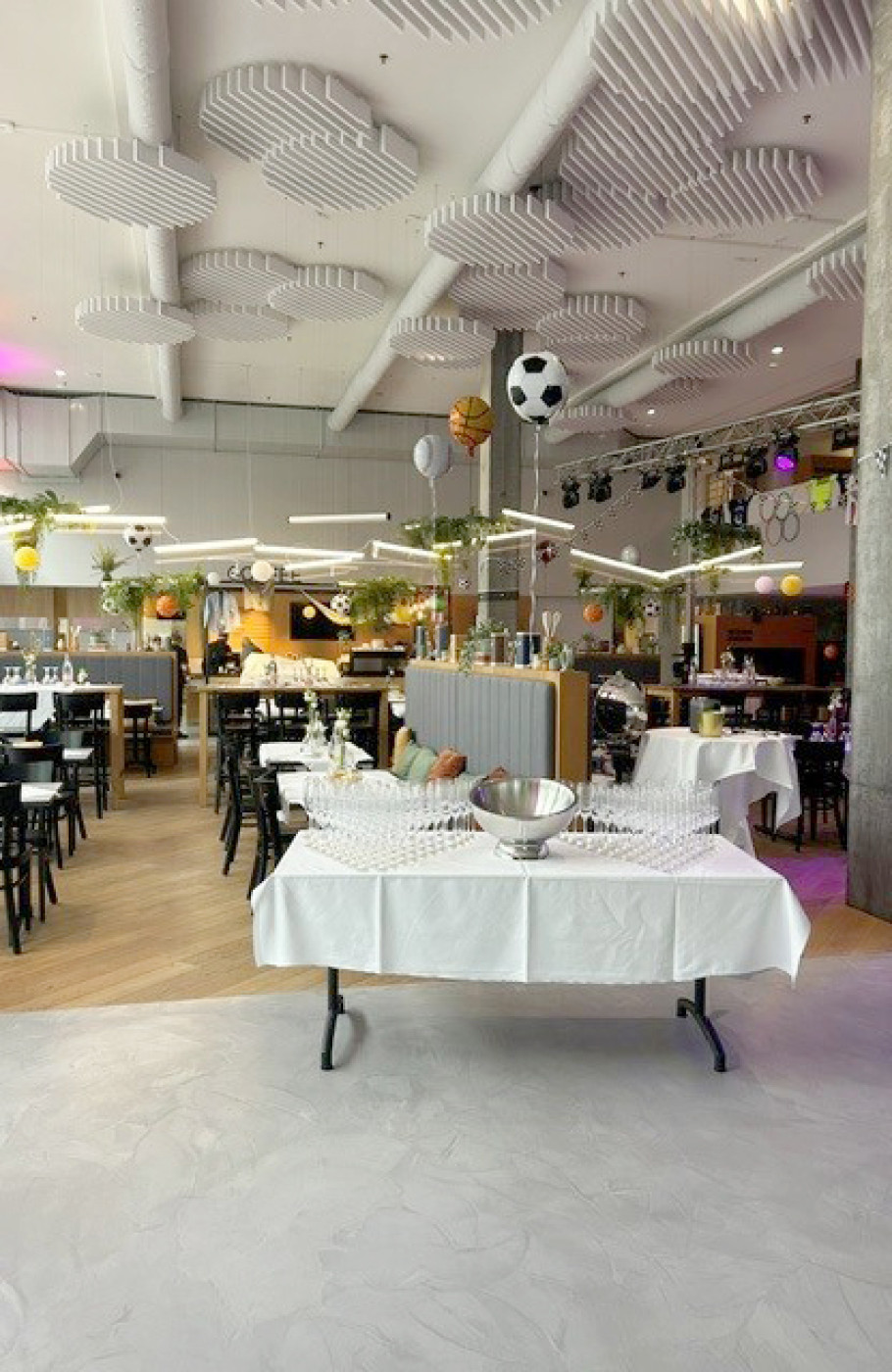 Vorbereiteter Eventbereich im Power Inn Baden mit gedecktem Buffet und flexibler Bestuhlung