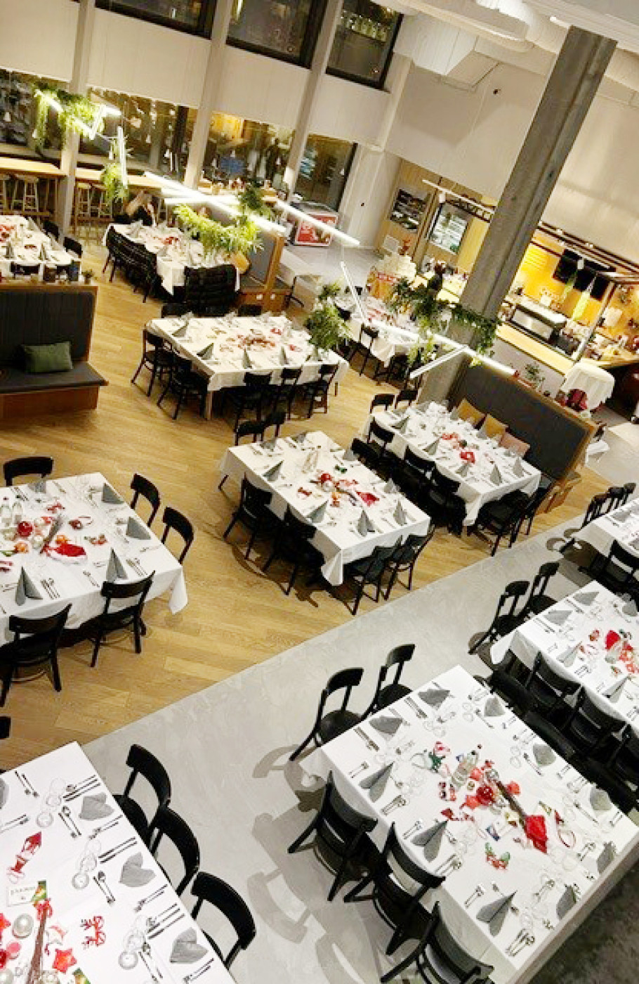 Festlich eingedeckter Eventbereich im Power Inn Baden mit Bankettbestuhlung und gedeckten Tischen