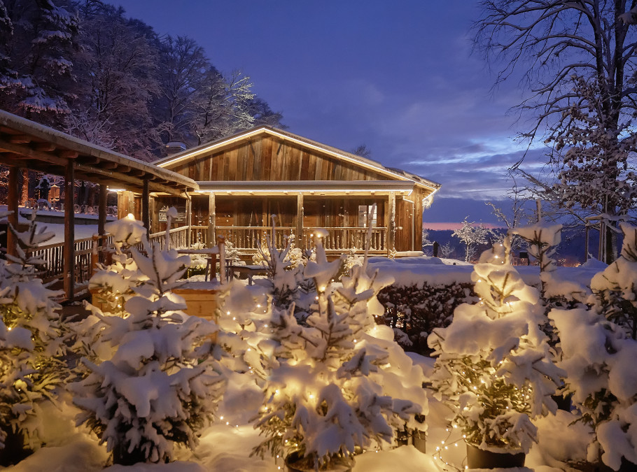 Der verschneite Garte des Restaurants Chalet Züriberg im Winter