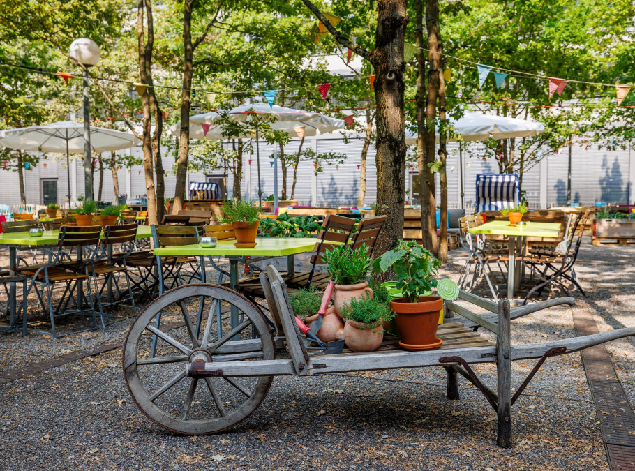 mit Pflanzen dekorierte Tische im Pünt Sommergarten