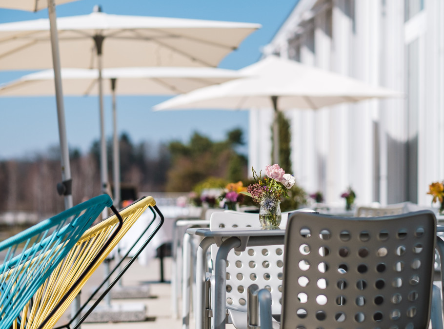 Terrasse mit Tischen und Stühlen des Restaurants Bellavista