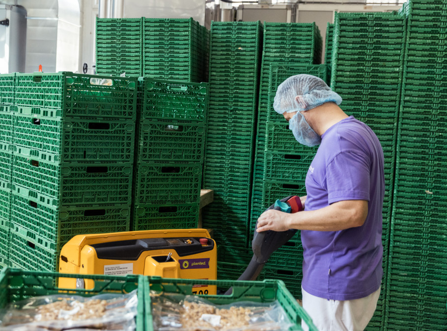 Mitarbeiter am Arbeiten in der Planted Fabrik