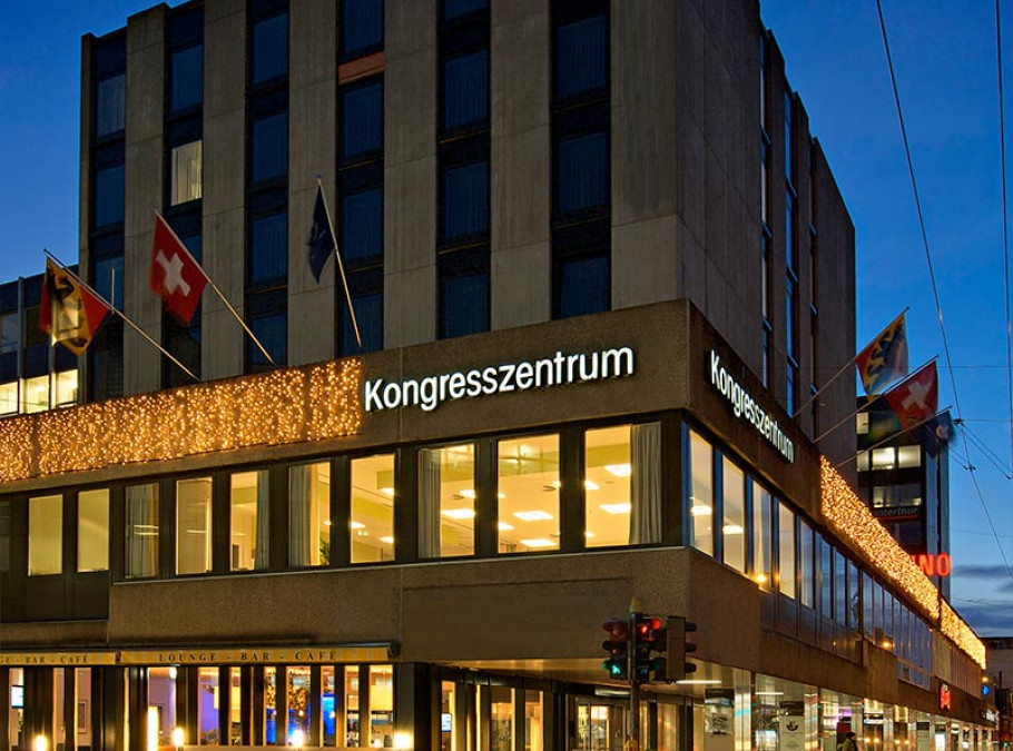 Aussenansicht des Hotels Ador bei Nacht