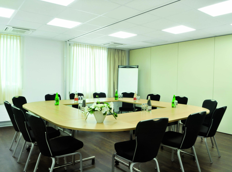 Raum für Meetings mit Stühlen und einem grossen Tisch im Sorell Hotel Ador