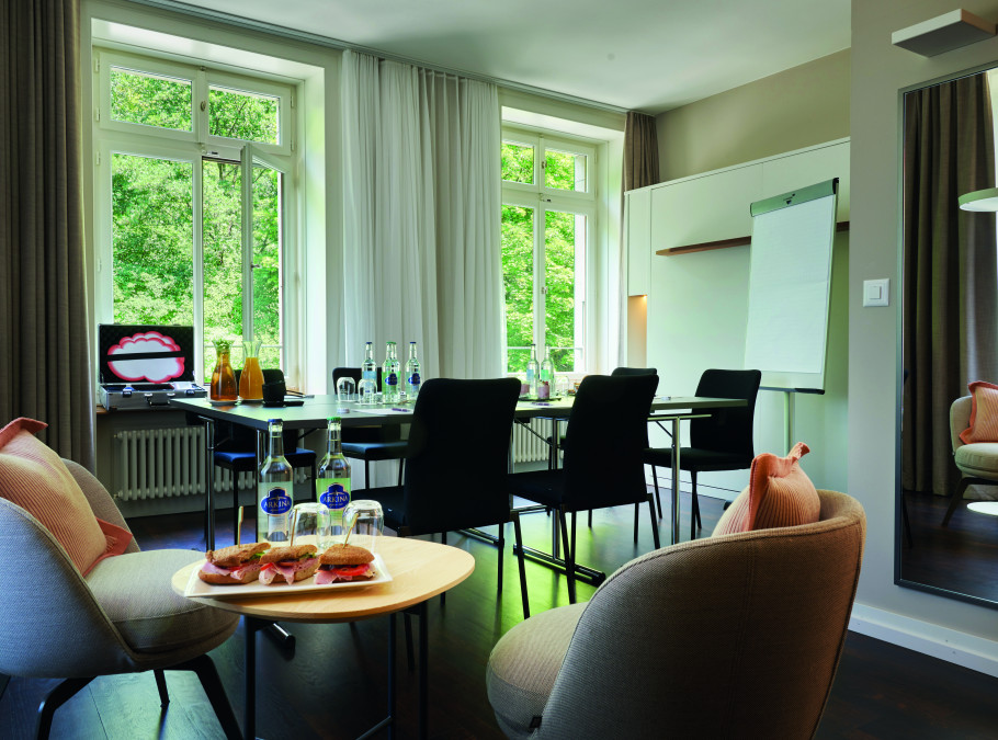 Meetingraum mit Tischen und Stühlen im Hotel Zürichberg