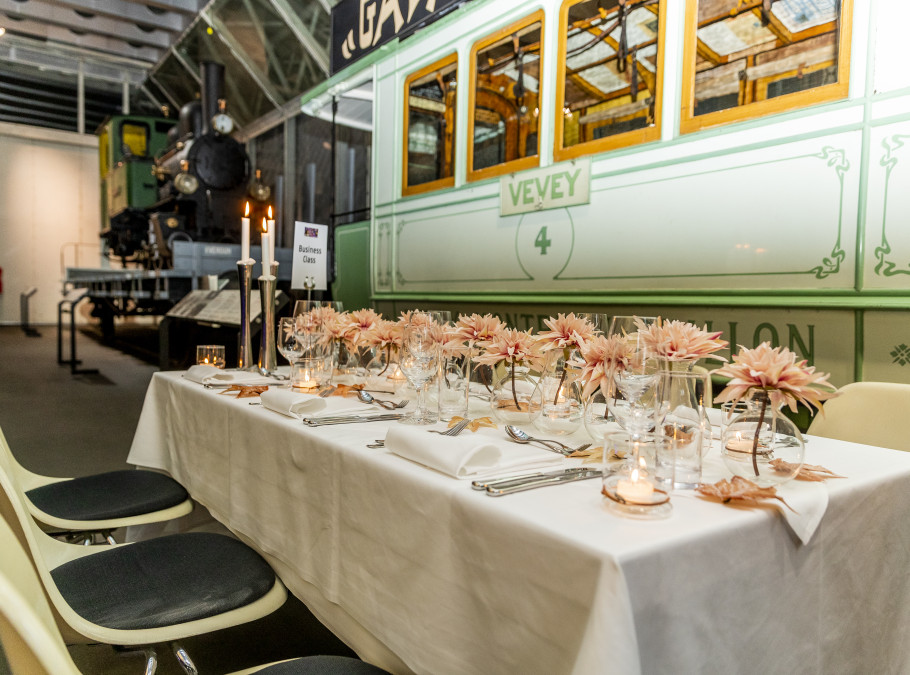 ein festlich gedeckter und mit Blumen dekorierter Tisch im Verkehrshaus