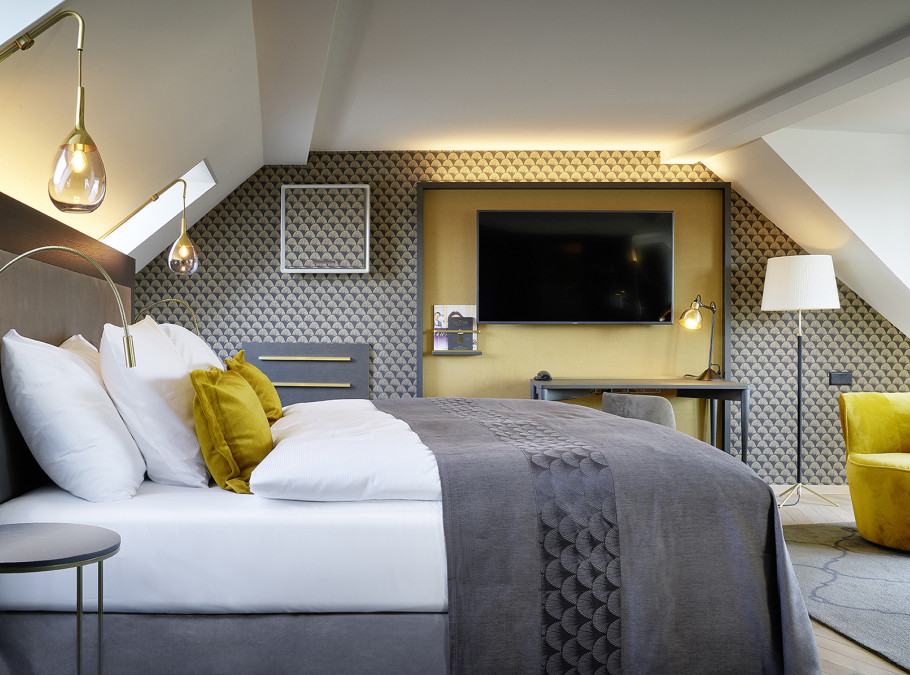 Zimmer mit Doppelbett und Sitzmöglichkeit im Sorell Hotel Seefeld