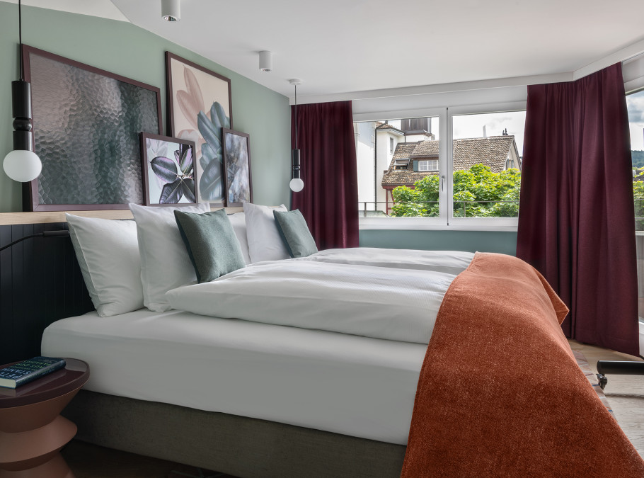 Zimmer mit Doppelbett und Aussicht im Sorell Hotel St. Peter
