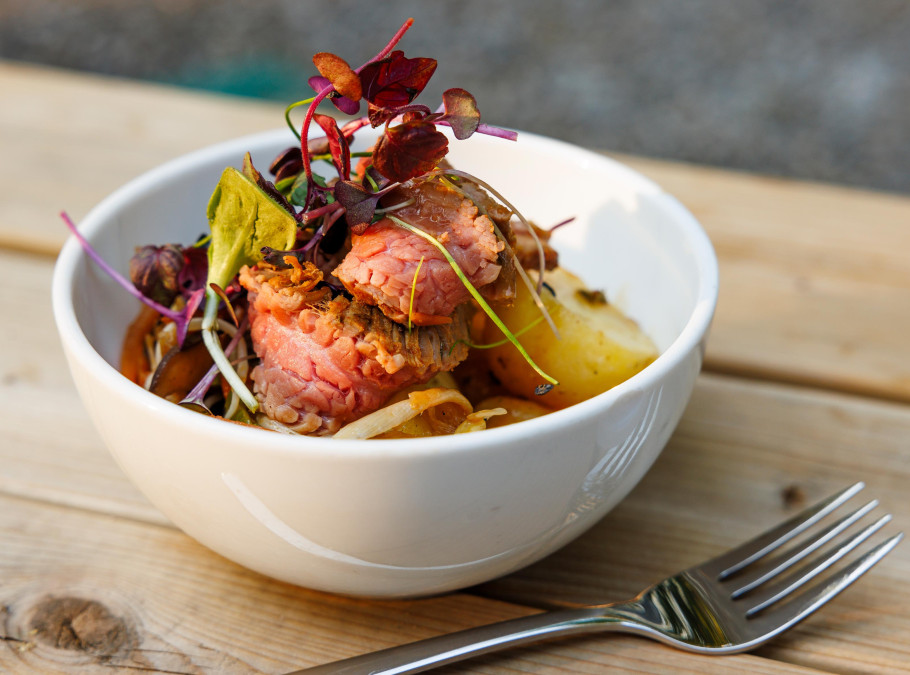 Kleine Bowl auf dem Tisch des Pünt Sommergartens