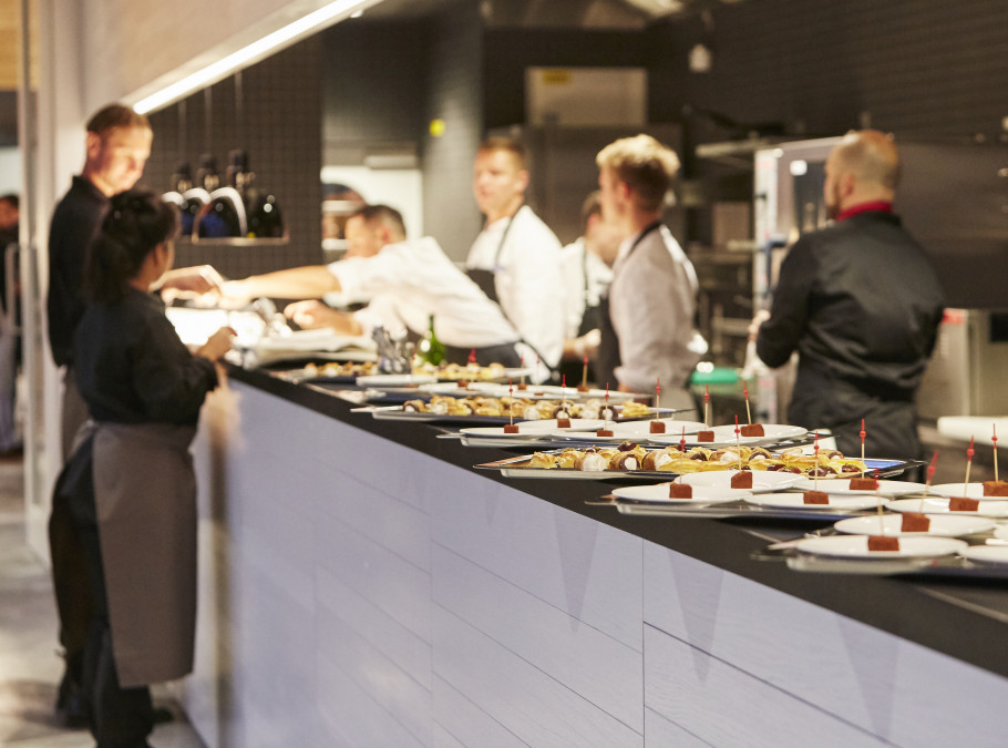 Restaurant Bellavista Event Gerichte anrichten offene Küche