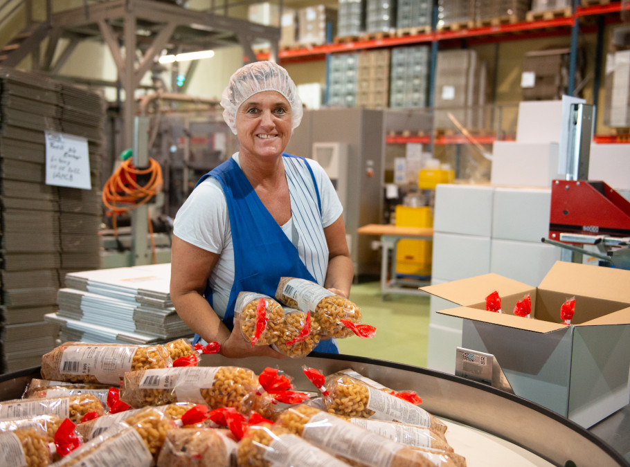 Mitarbeiterin in der Produktionsstätte von Kernser Pasta, mit frisch produzierter Pasta