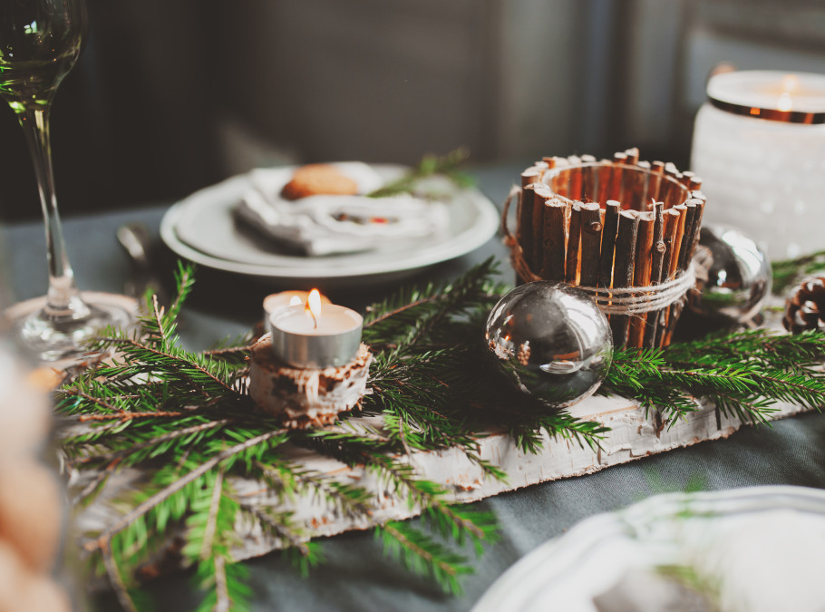 Weihnachtlich gedeckter Tisch mit Tannenzweigen und Tellern, 