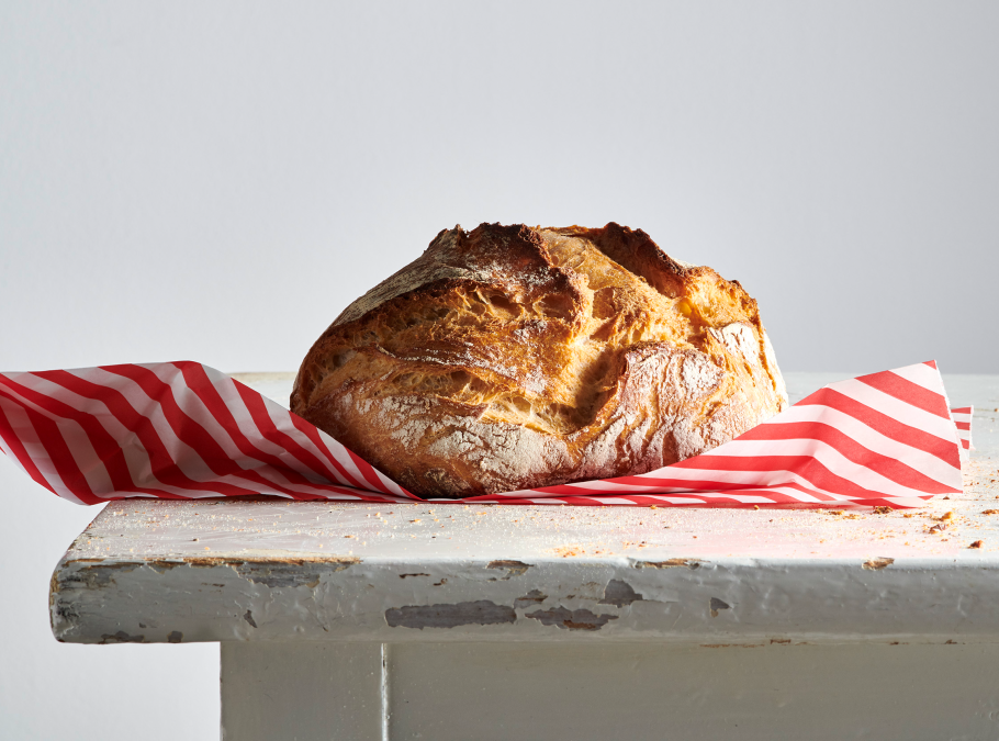 Brot auf einem weissen Tisch mit rot-weiss gestreiftem Papier darunter