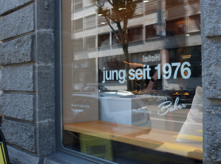 Aussenansicht eines Fensters mit Anschrift Jung seit 1976