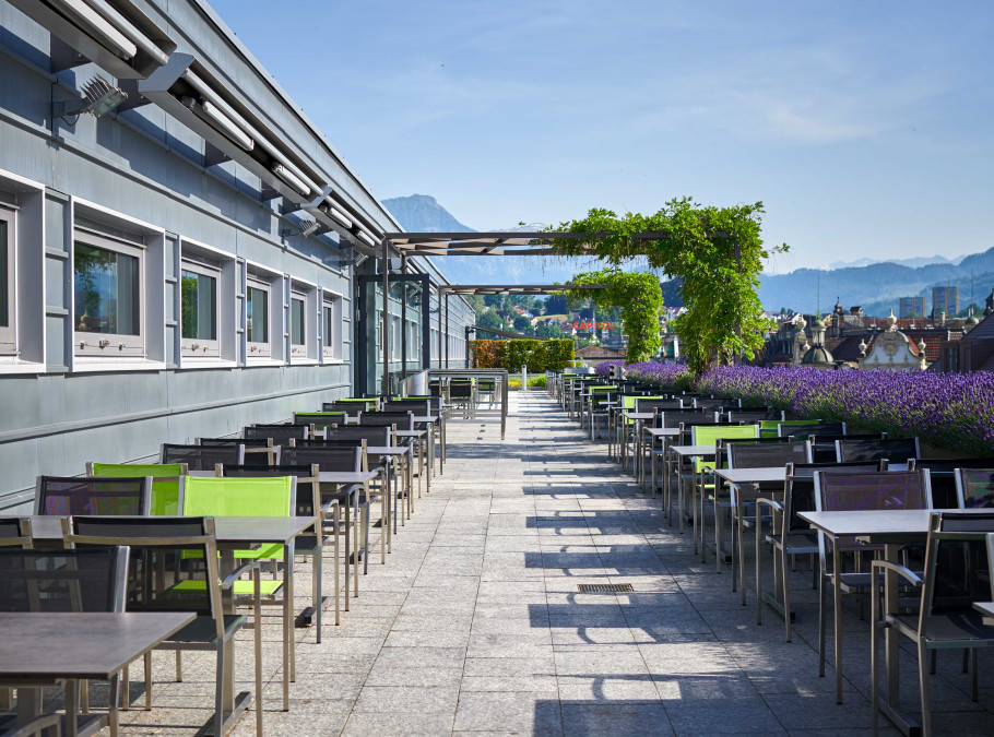 die Dachterrasse der HSLU mit bestuhlten Tischen