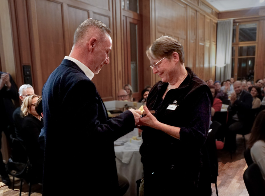 Frau übernimmt von einem Mann ein Geschenk