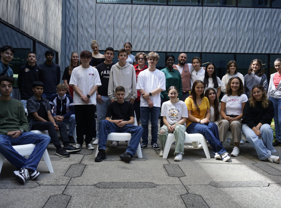 Gruppenbild von Lernenden, jugendliche vor einem grauen Gebäude