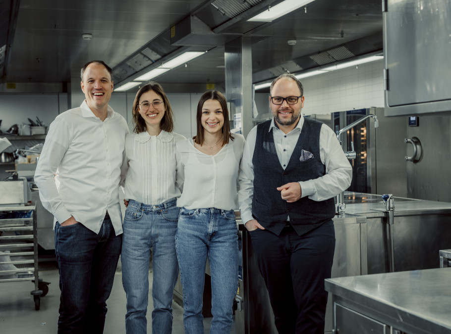 Ein Team von vier Menschen zwei Frauen, zwei Männer blickt lächelnd in die Kamera