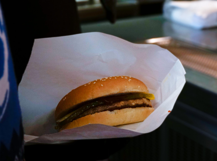 Burger in weissem Papier