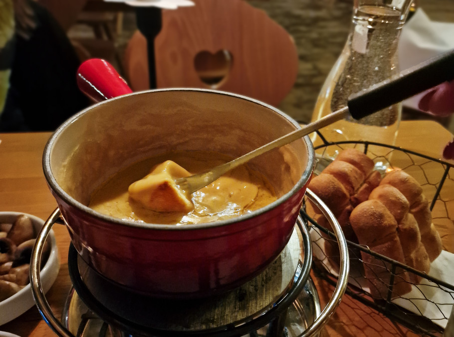 Fondue auf einem gedeckten Holztisch