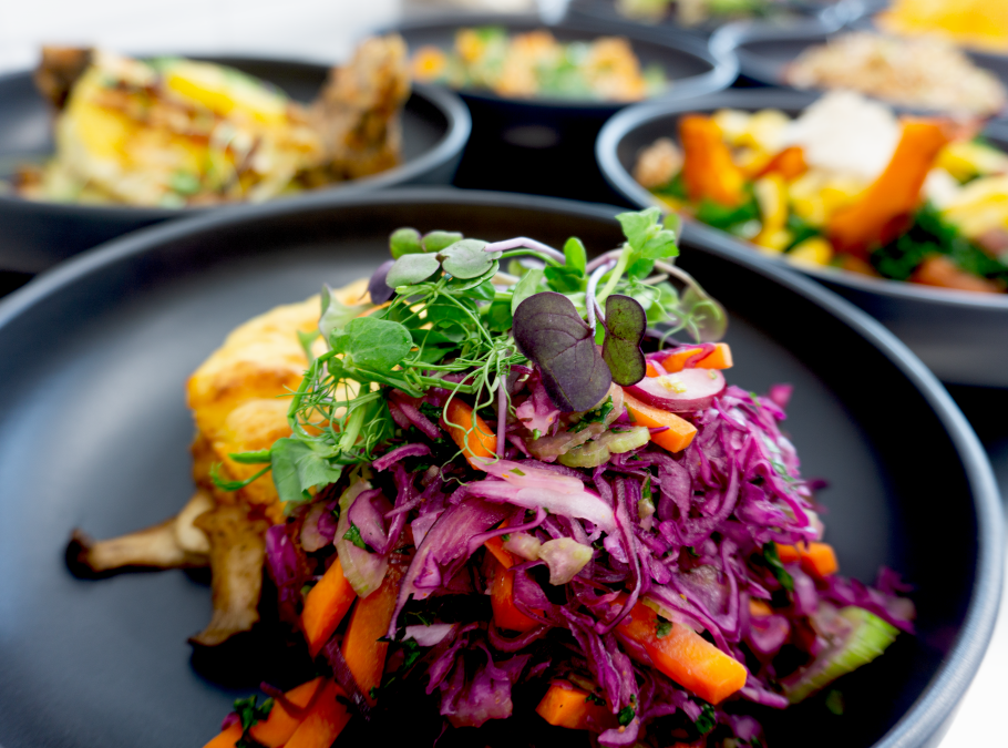 Rohkastsalat mit rotem Kabis und frischen Kräutern