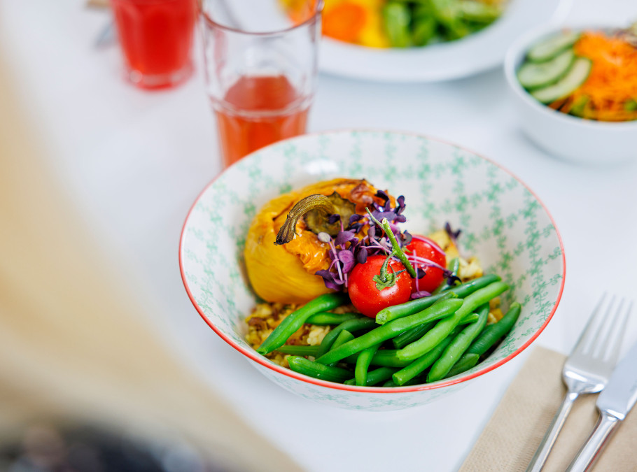 Bowl mit Gemüse auf einem gedeckten Tisch