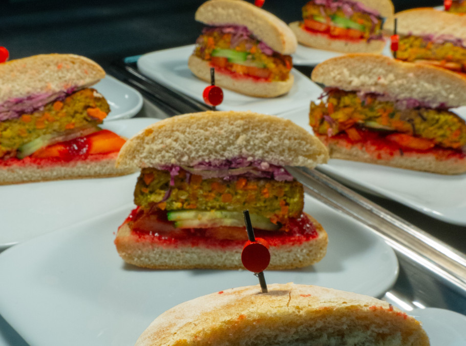 Bunte Burger auf kleinen Tellernchen