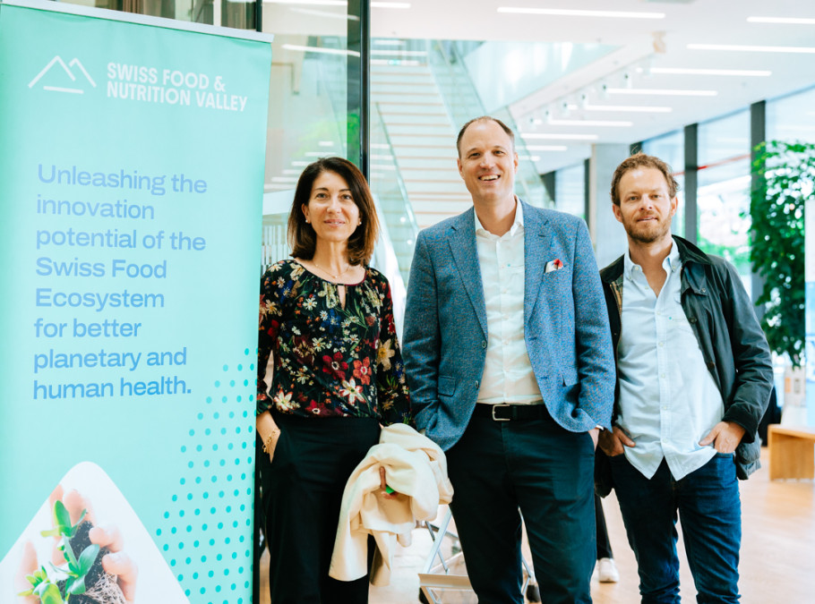 Drei Personen stehen vor einem Banner für SFNV