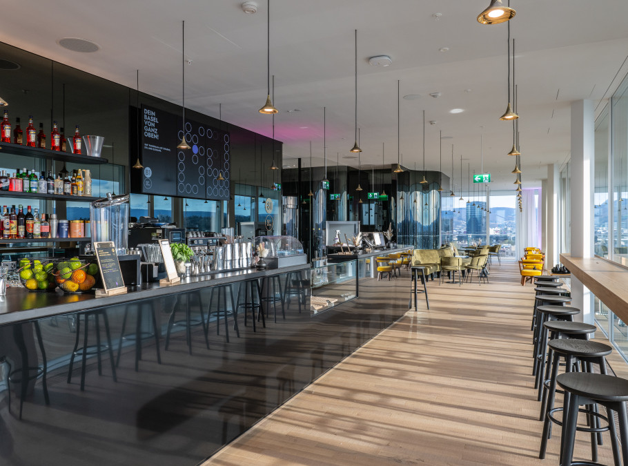 Moderne Bar in Schwarz