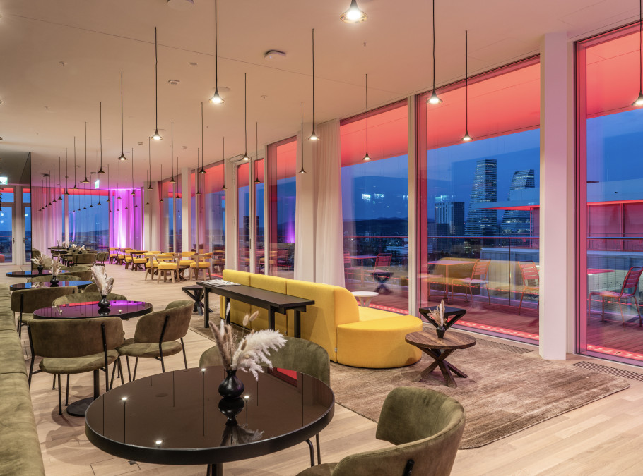 Interieur einer modernen Lounge mit bunter Beleuchtung