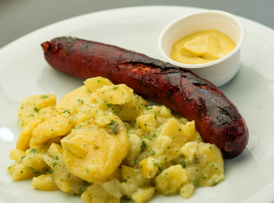 Zuger Chriesiwurst mit Kartoffelsalat