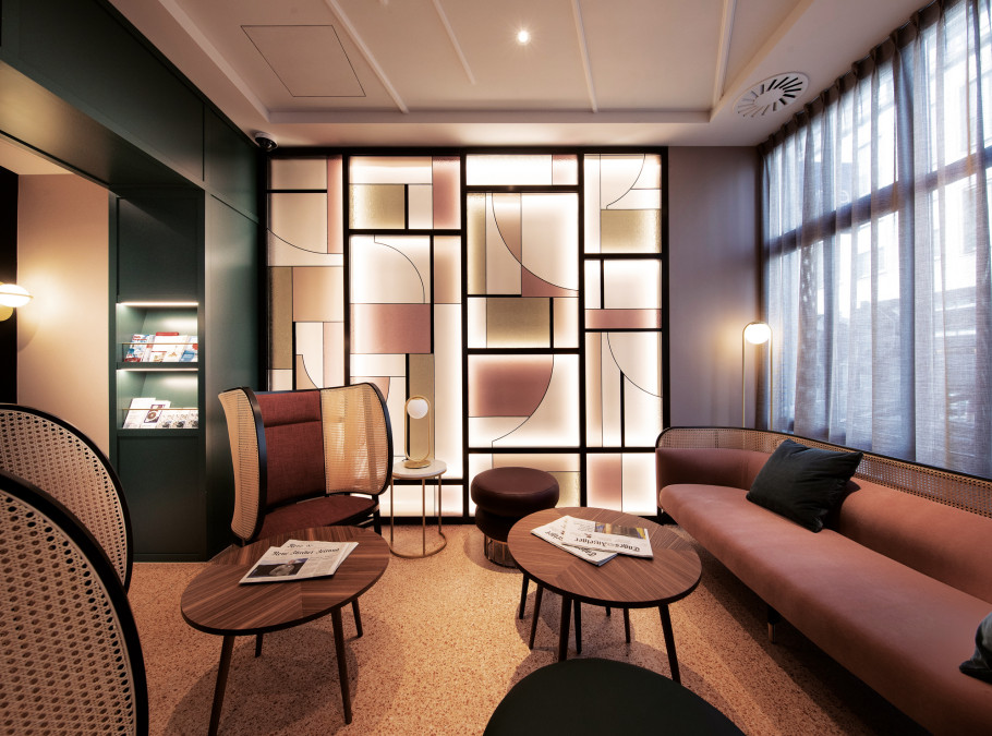 Beleuchtete, bunte Hotellobby